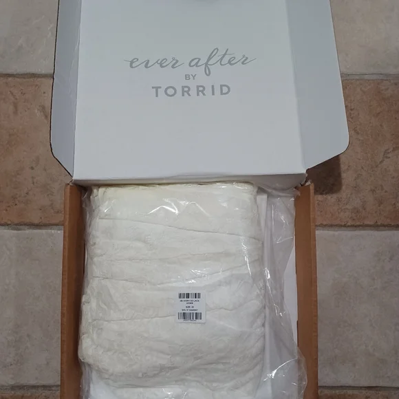 Torrid Wedding Dress Ivory Lace Short Sleeve Fit & Flare Stretchy Train Bride - Picture 9 of 10